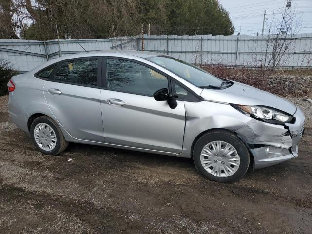 Sedans FORD FIESTA 2015 Srebrny