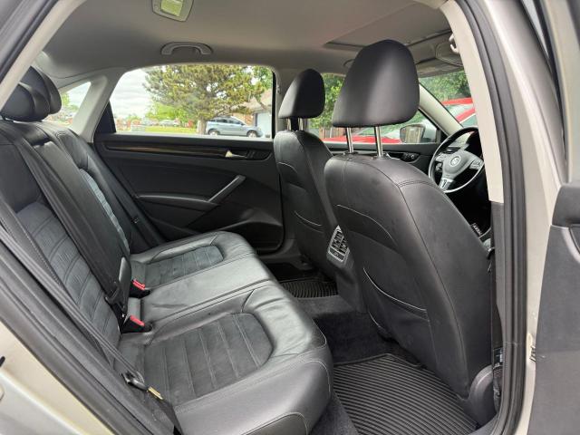 Седаны VOLKSWAGEN PASSAT 2014 Серебристый