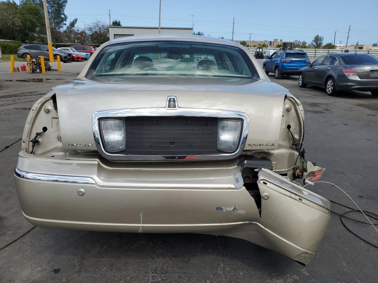 2005 Lincoln Town Car Signature VIN: 1LNHM81W55Y652982 Lot: 52984325