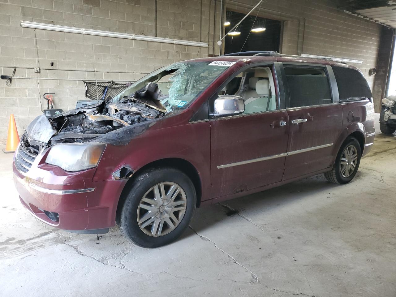 2008 Chrysler Town & Country Limited იყიდება Angola-ში, NY - Burn - Engine