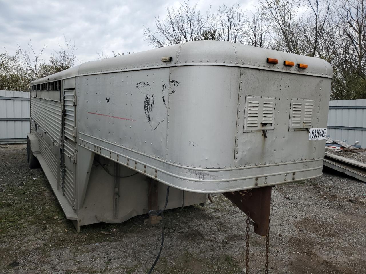 1993 Featherlite Livestock Trailer продається в Fort Wayne, IN - Side