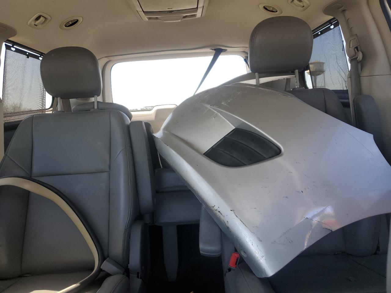 2011 Volkswagen Routan - Image 10