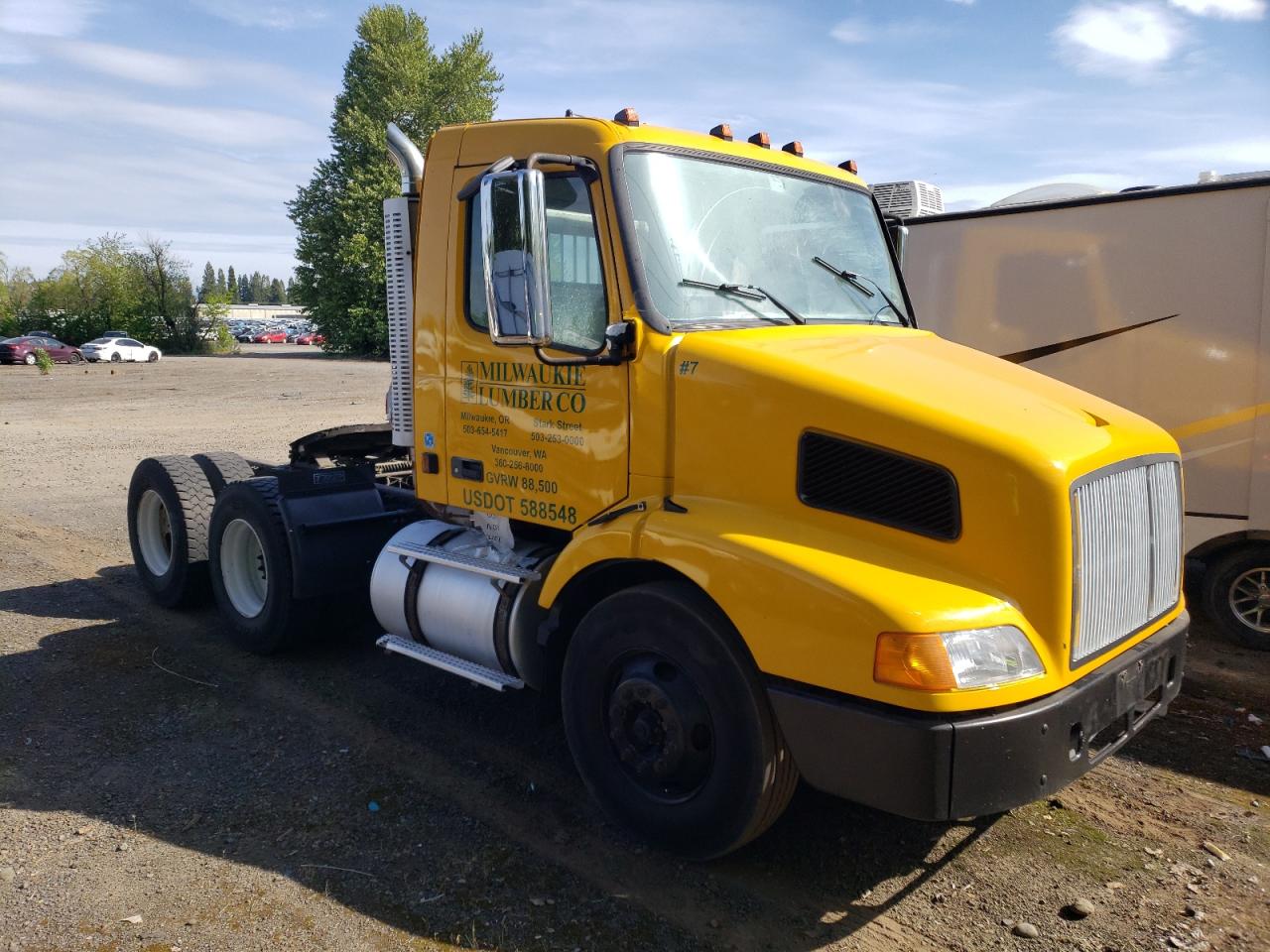 Woodburn, OR에서 판매 중인 2001 Volvo Vnm Semi Truck - Burn - Interior