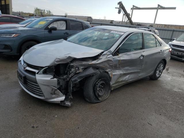Sedans TOYOTA CAMRY 2016 Srebrny