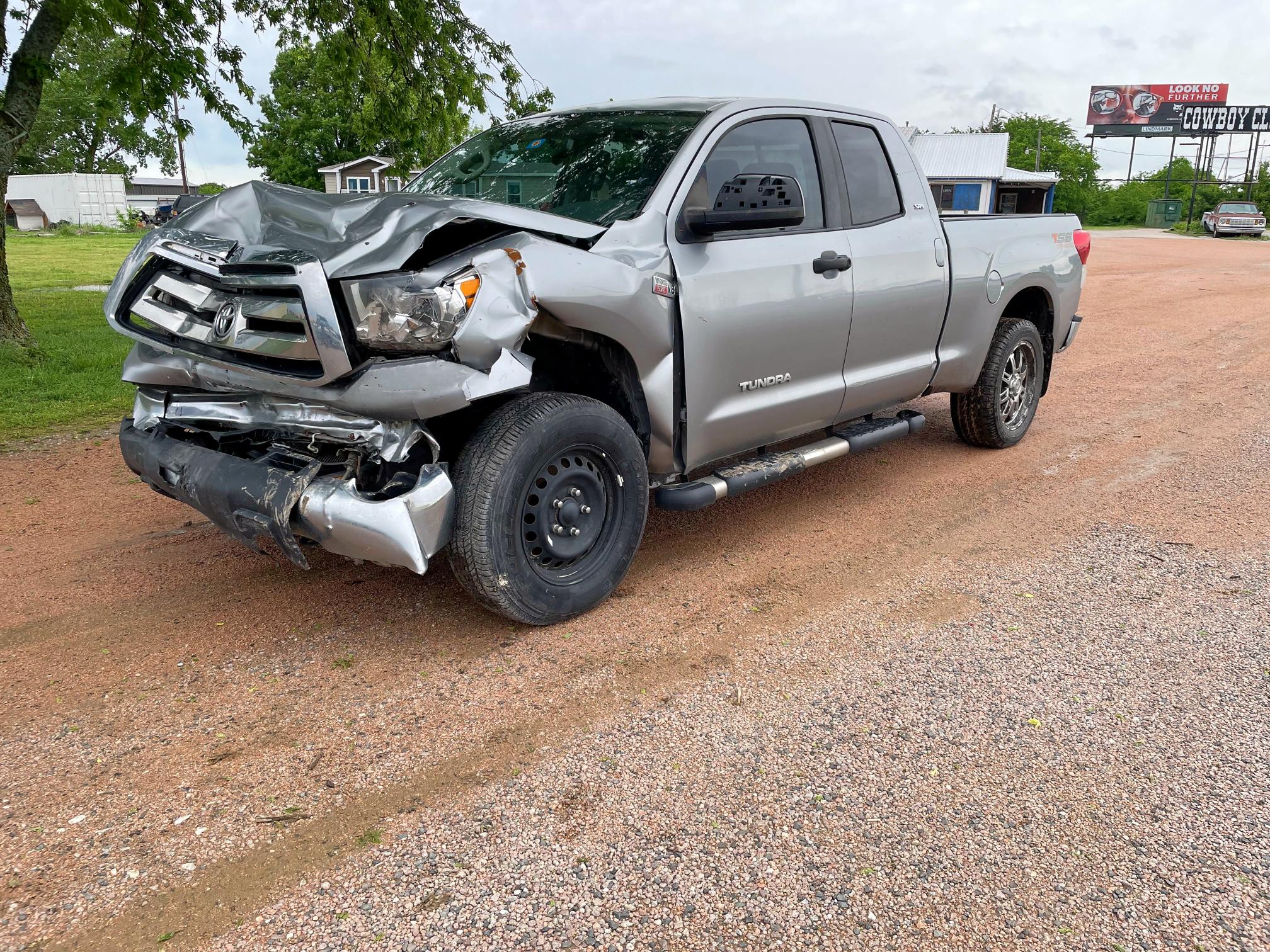 Пікапи TOYOTA TUNDRA 2013 Сріблястий