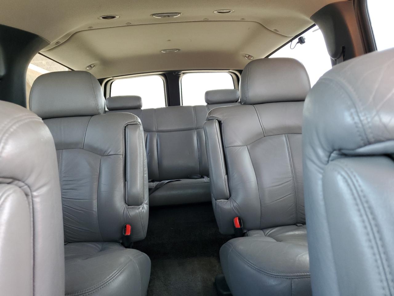 2001 Chevrolet Suburban C1500 VIN: 3GNEC16T11G137294 Lot: 53555015