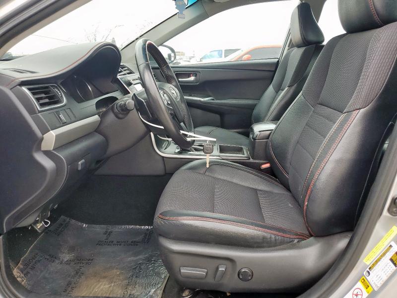 Sedans TOYOTA CAMRY 2017 Srebrny