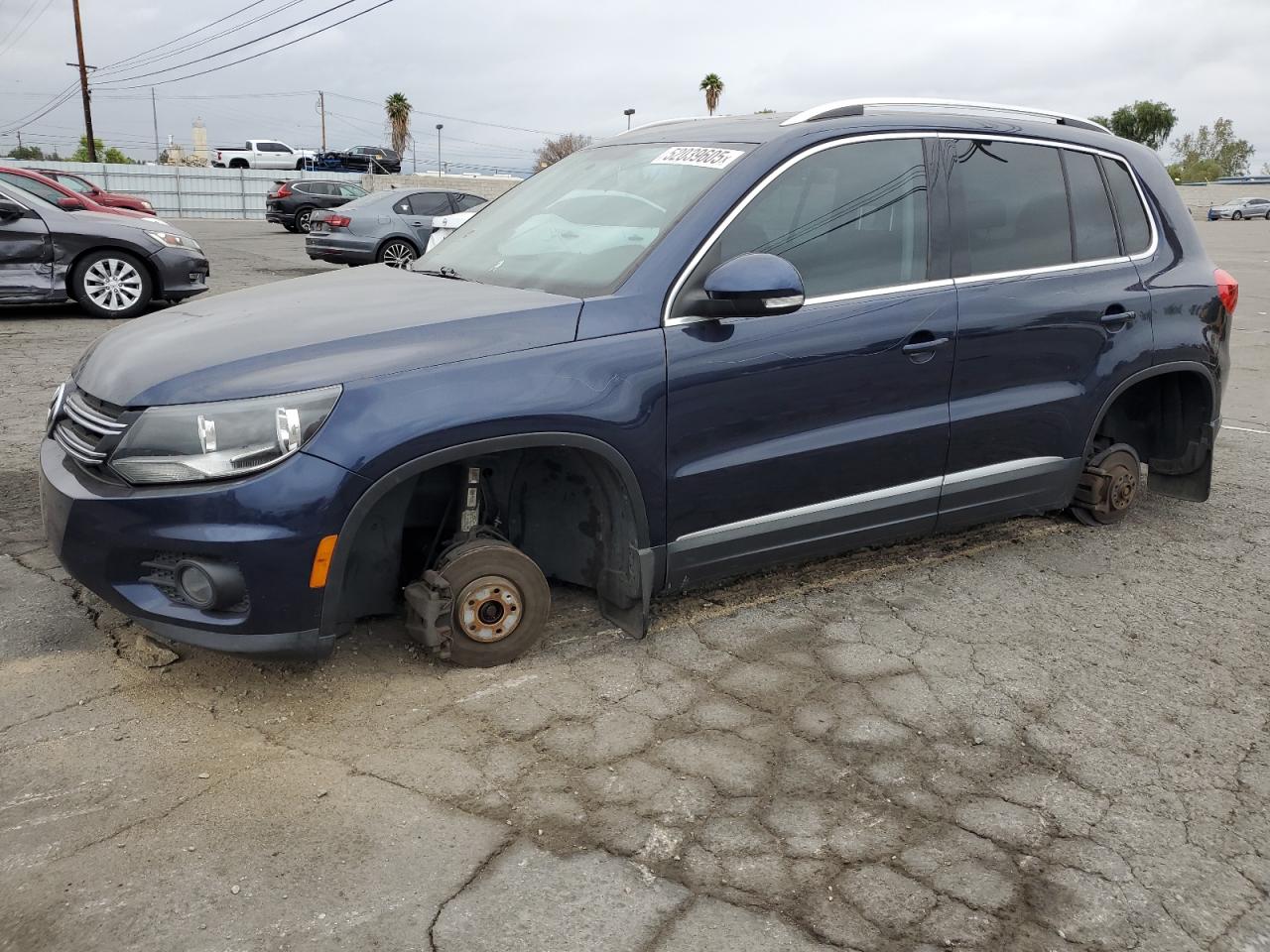 2013 Volkswagen Tiguan S   zu verkaufen in Colton, CA - Vandalism