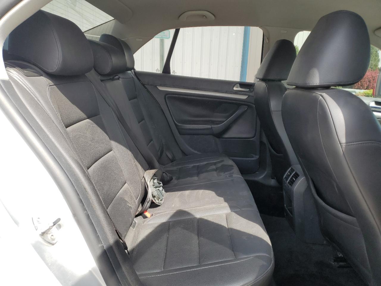 2010 Volkswagen Jetta Limited VIN: 3VWAX7AJ1AM105397 Lot: 53749085