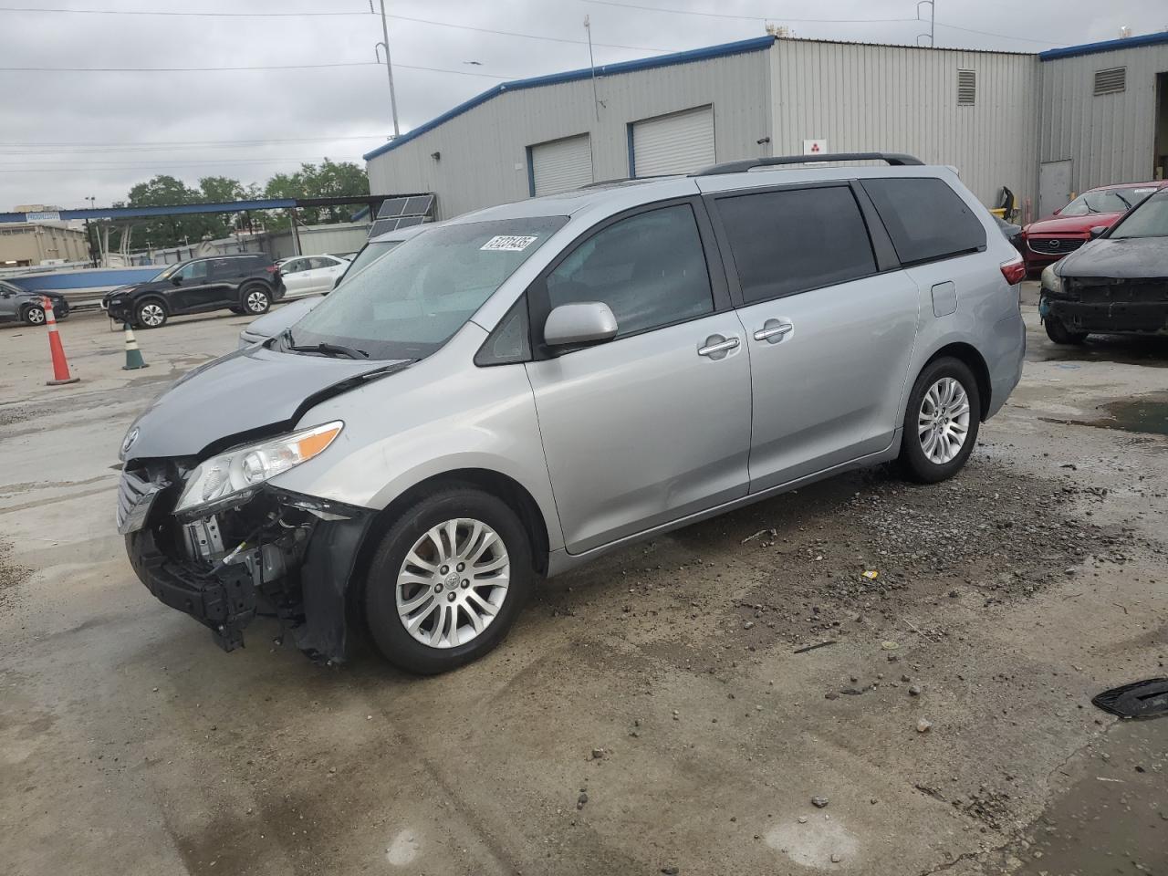 2017 Toyota Sienna Xle for Sale in New Orleans, LA - Front End