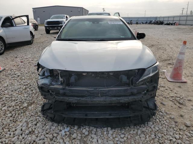  TOYOTA CAMRY 2018 Srebrny