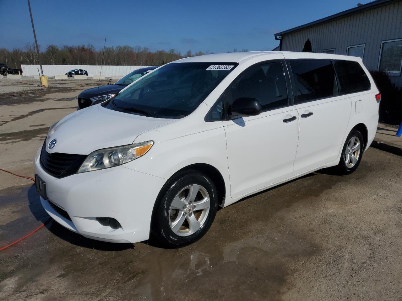 2011 Toyota Sienna Base იყიდება Louisville-ში, KY - Hail