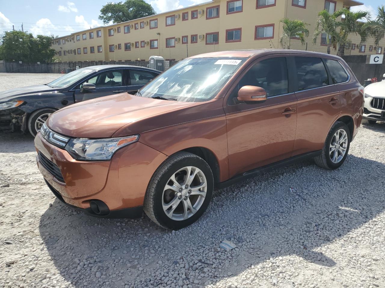 2014 Mitsubishi Outlander Gt for Sale in Opa Locka, FL - Minor Dent/Scratches
