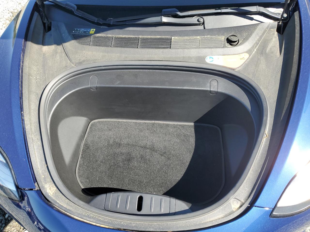 2018 Tesla Model 3 VIN: 5YJ3E1EAXJF005621 Lot: 52563905