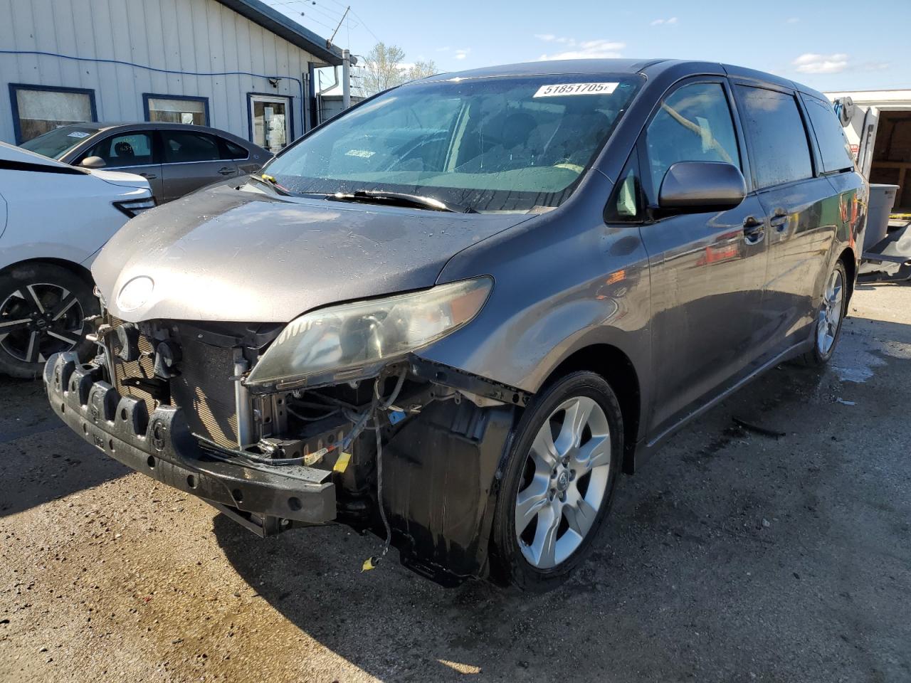 2011 Toyota Sienna Sport იყიდება Pekin-ში, IL - Front End