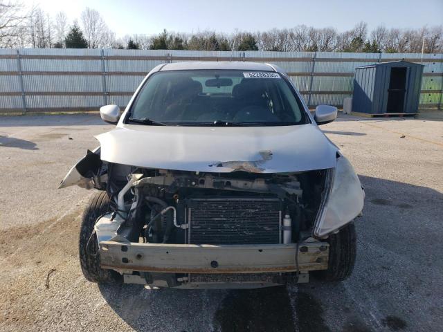 Sedans NISSAN VERSA 2015 Srebrny