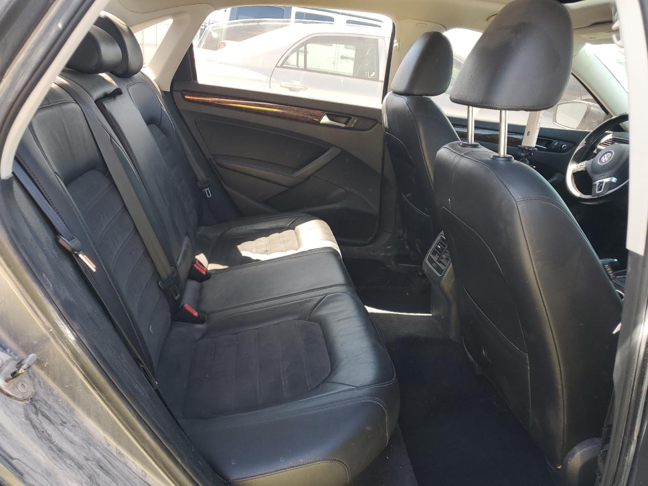 2013 Volkswagen Passat Sel VIN: 1VWCM7A32DC120564 Lot: 52324555