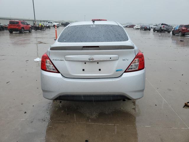  NISSAN VERSA 2015 Srebrny