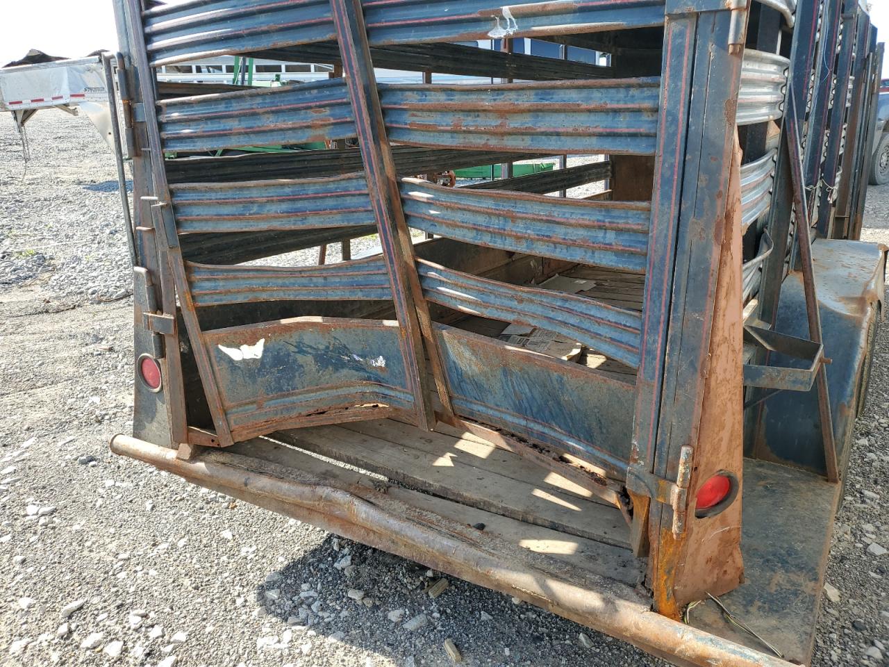 2016 Livestock Trailer VIN: 12345678912345678 Lot: 51244545