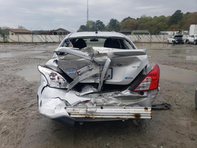 Sedans NISSAN VERSA 2015 Srebrny