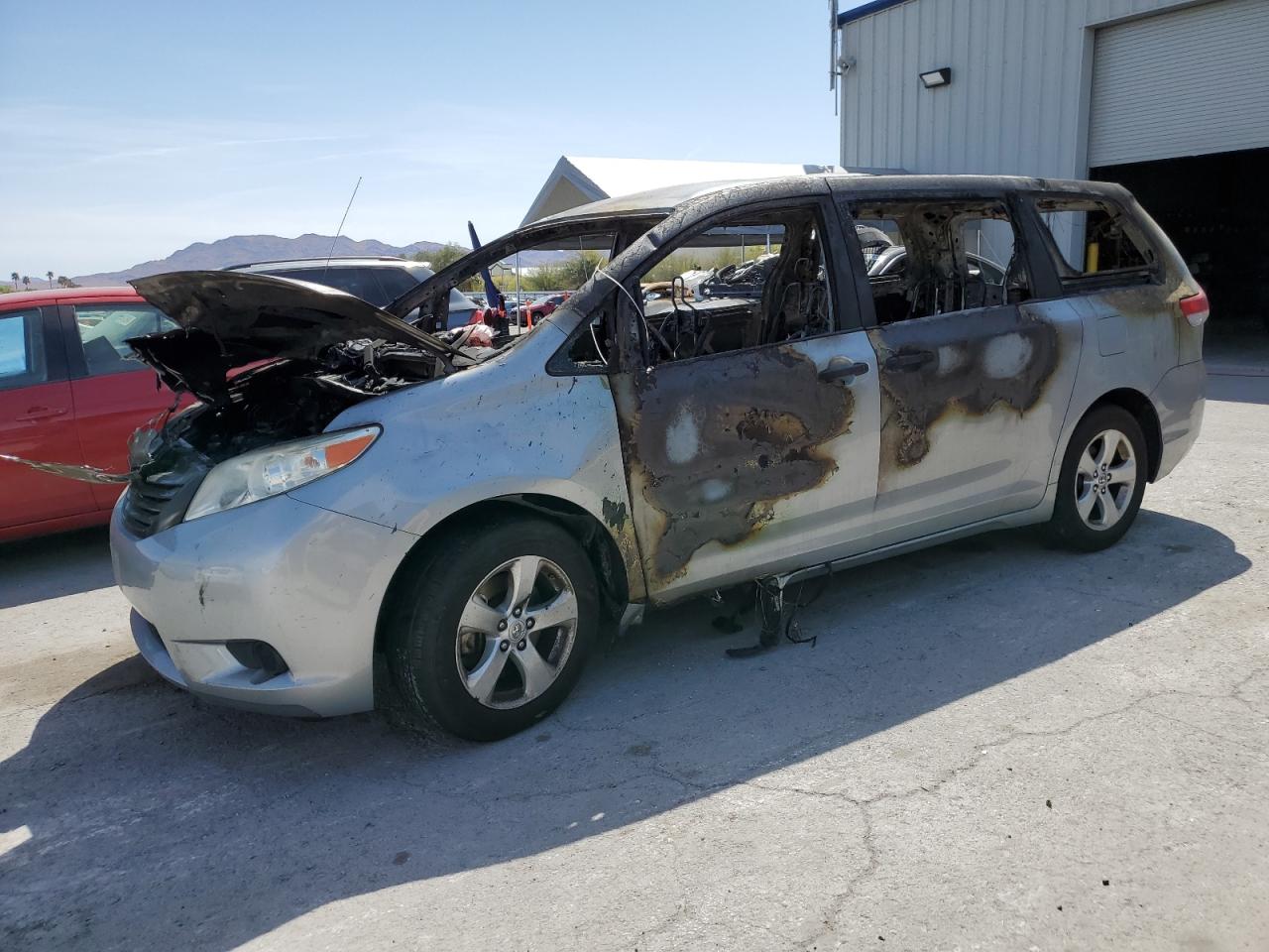 2014 Toyota Sienna იყიდება Las Vegas-ში, NV - Burn