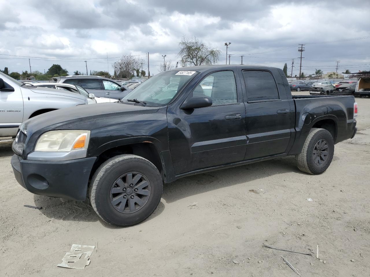 2009 Mitsubishi Raider Ls продається в Los Angeles, CA - Side