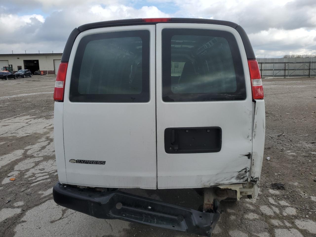 2018 Chevrolet Express G2500 VIN: 1GCWGBFP0J1275305 Lot: 53717395