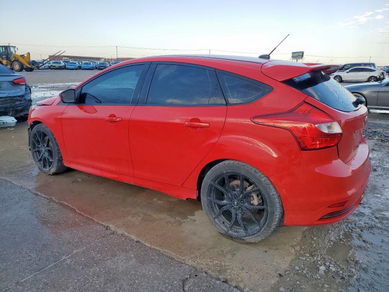 Hatchbacks FORD FOCUS 2013 Red