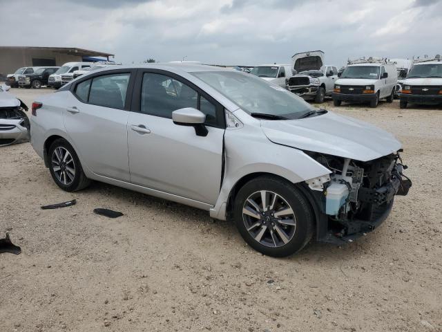  NISSAN VERSA 2024 Сріблястий