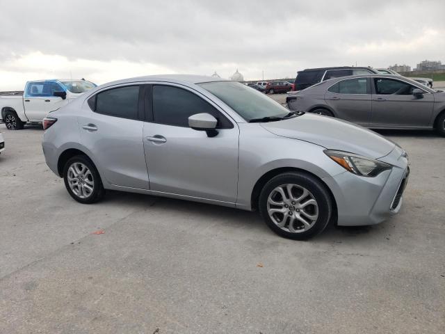 Седаны TOYOTA YARIS 2017 Серебристый