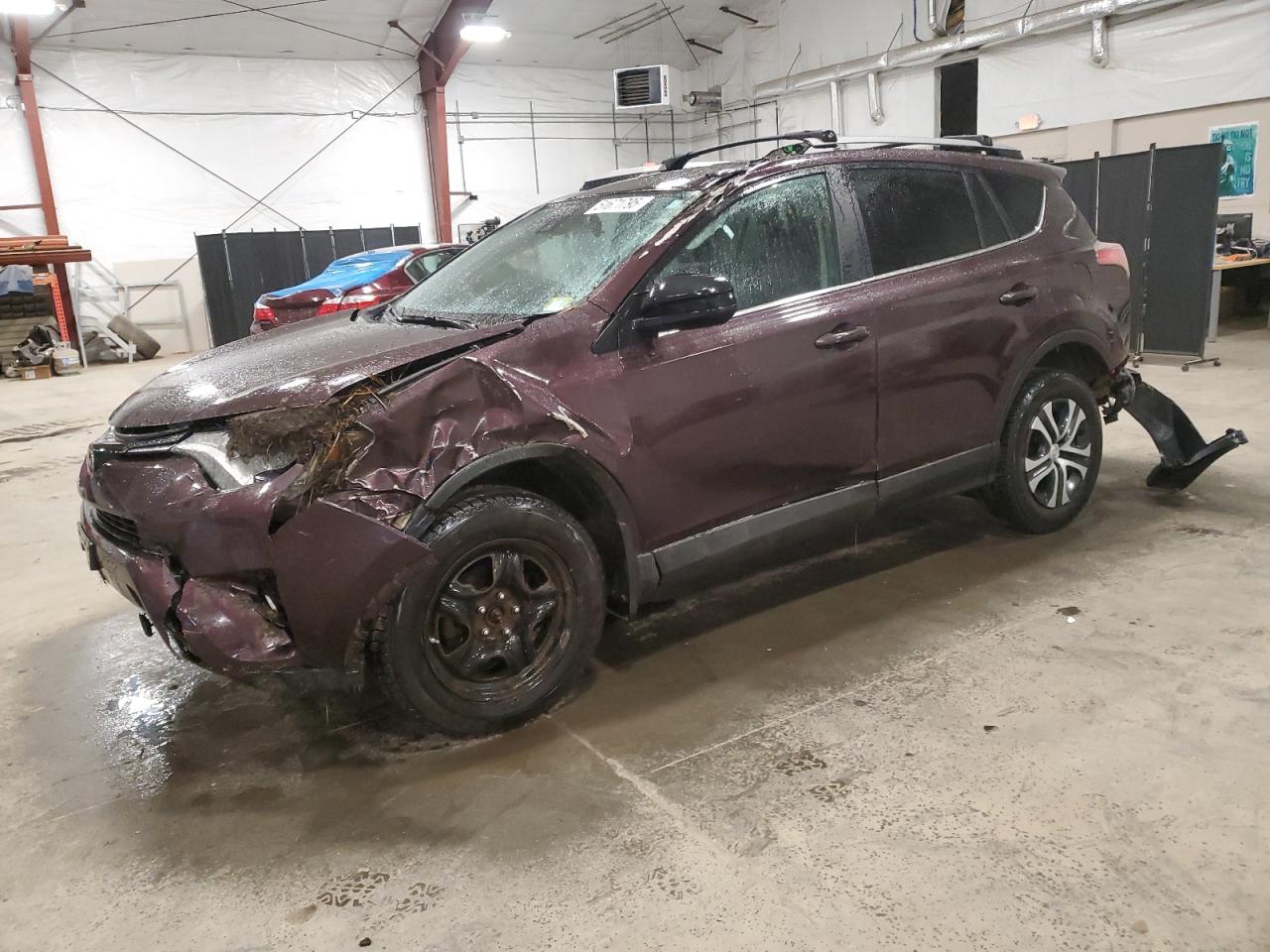 2017 Toyota Rav4 Le იყიდება Center Rutland-ში, VT - Rollover