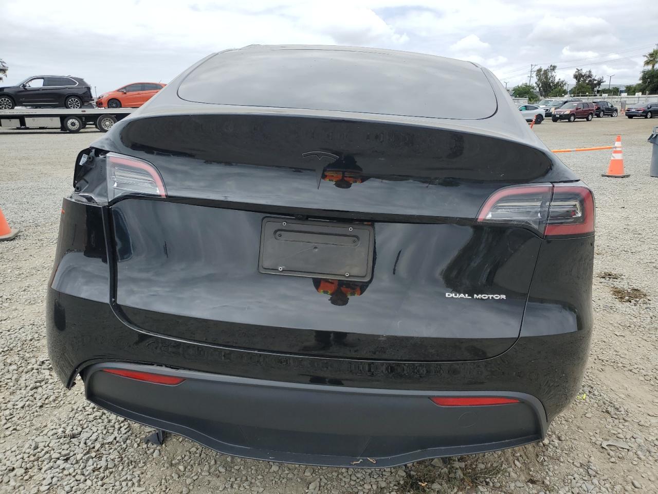 2024 Tesla Model Y VIN: 7SAYGDEE5RF084537 Lot: 54586585