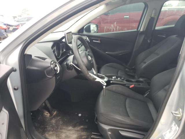 Седаны TOYOTA YARIS 2017 Серебристый