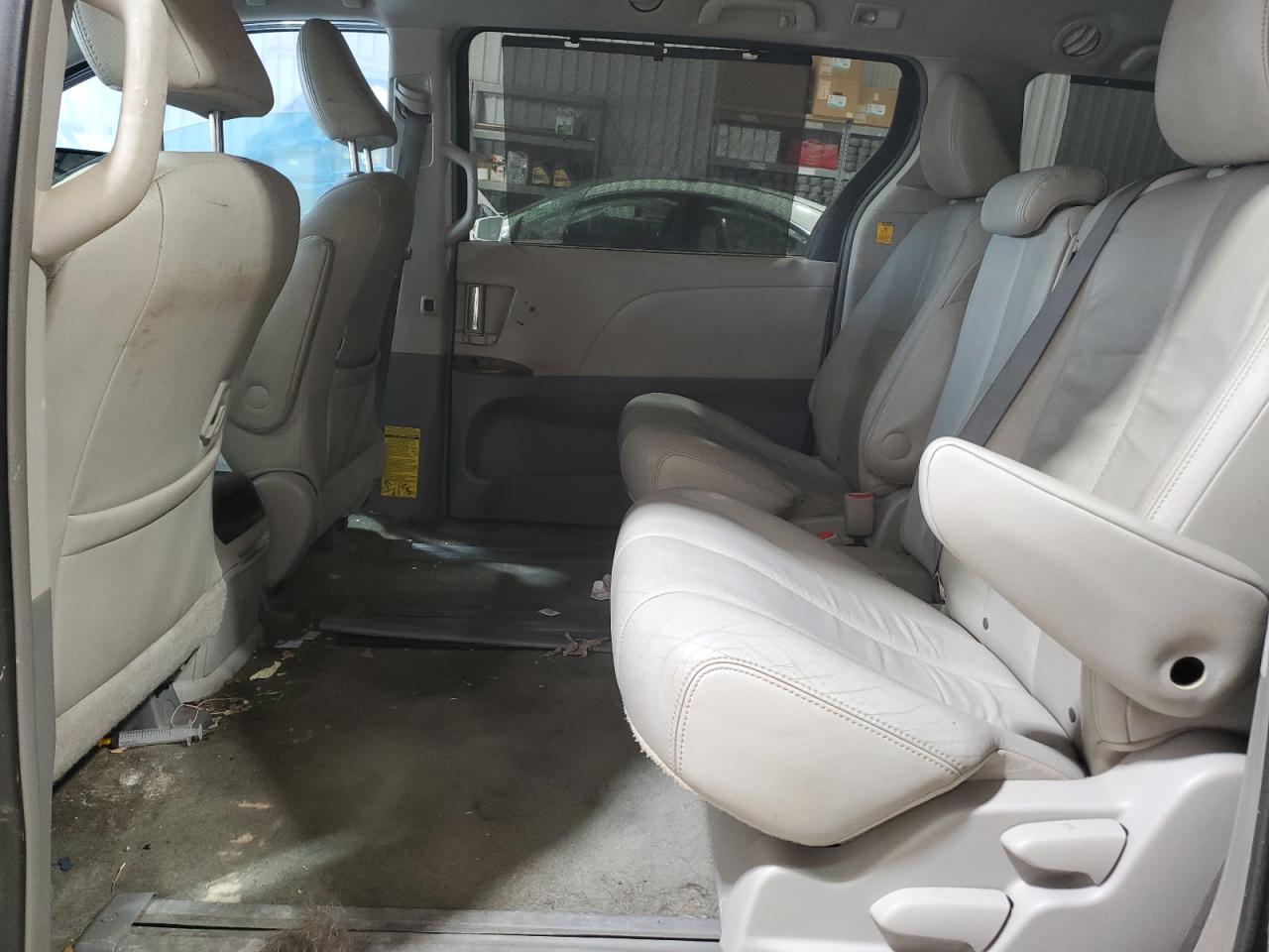 2012 Toyota Sienna - Image 12