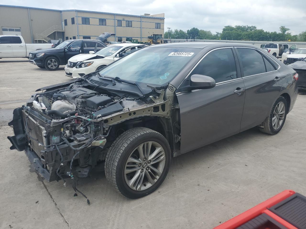 2016 Toyota Camry Le for Sale in Wilmer, TX - Front End