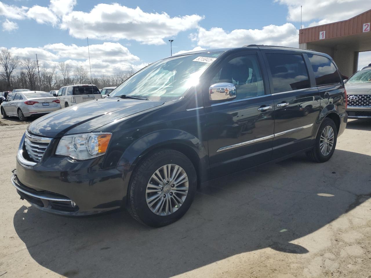 2014 Chrysler Town & Country Touring L na sprzedaż w Fort Wayne, IN - Front End