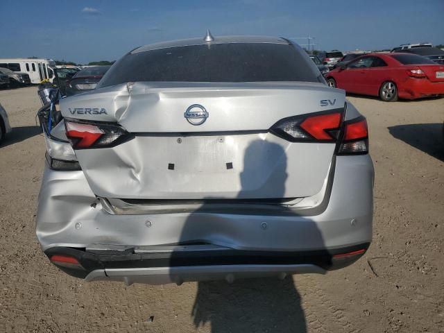  NISSAN VERSA 2021 Srebrny