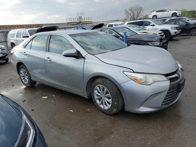 Sedans TOYOTA CAMRY 2016 Srebrny