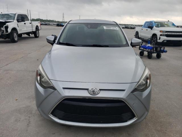 Седаны TOYOTA YARIS 2017 Серебристый