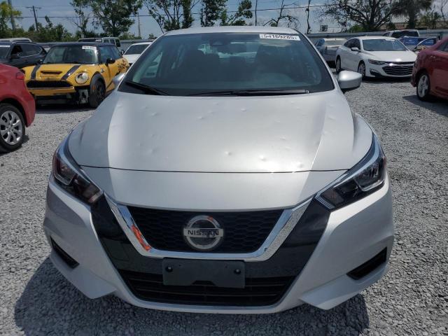  NISSAN VERSA 2022 Серебристый