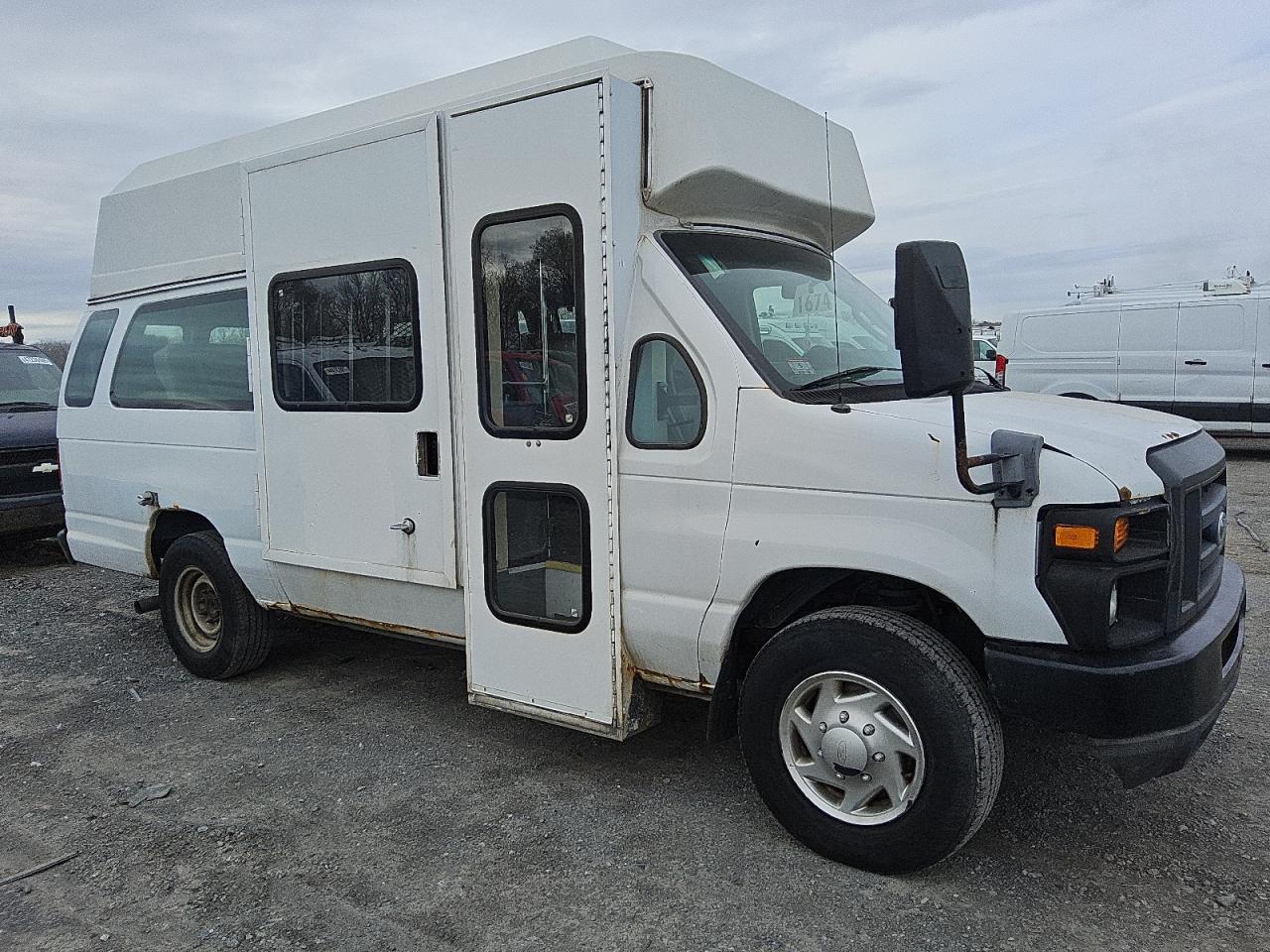 2014 Ford Econoline E350 Super Duty Van na sprzedaż w Assonet, MA - Minor Dent/Scratches