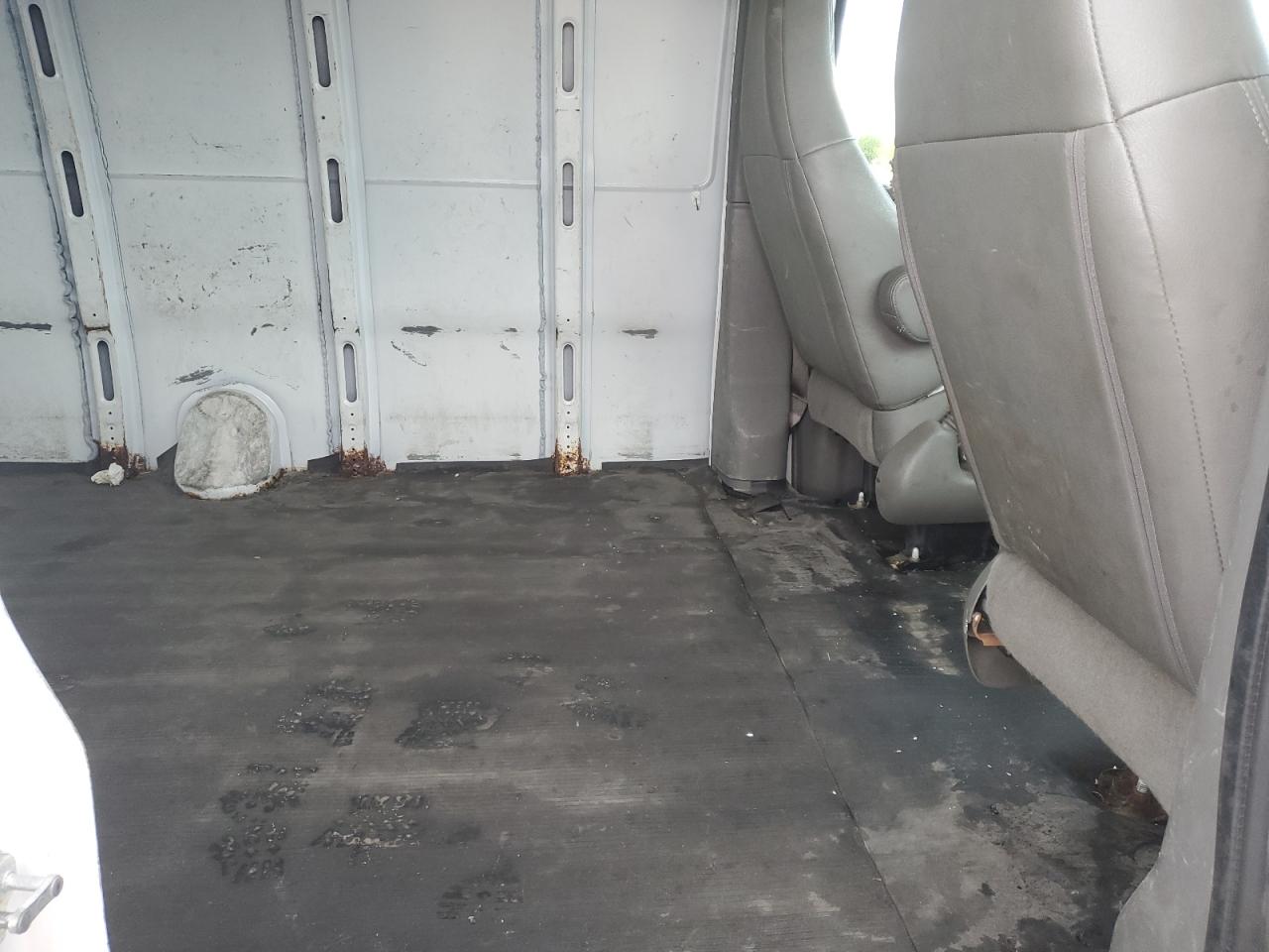 2018 Chevrolet Express G2500 VIN: 1GCWGBFP0J1275305 Lot: 53717395