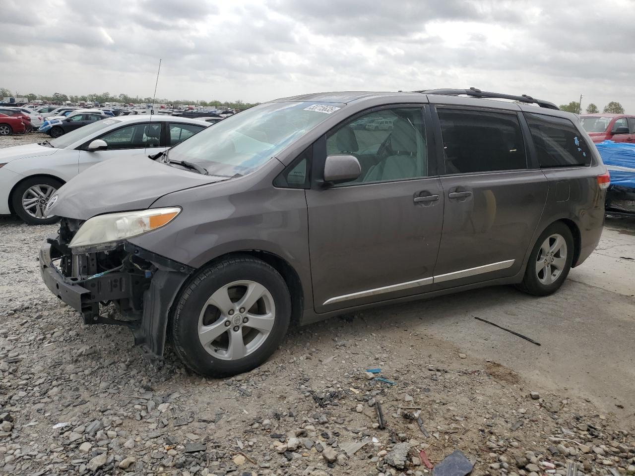 2011 Toyota Sienna Le for Sale in Sikeston, MO - Front End