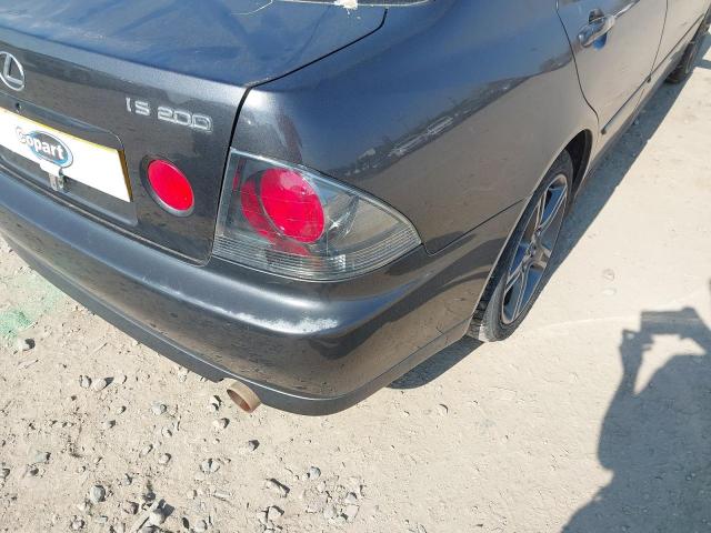 2002 LEXUS IS200 SE
