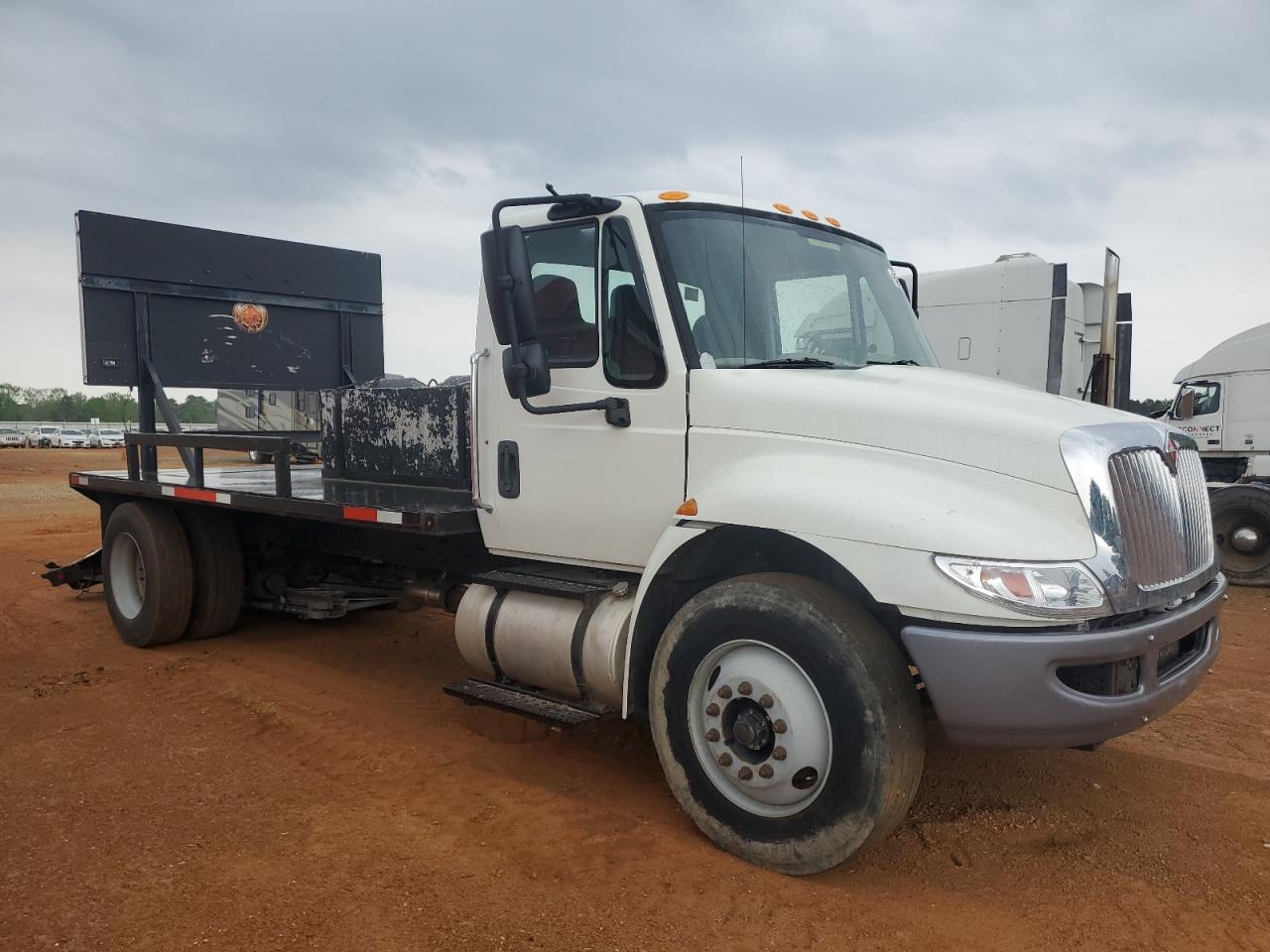 Longview, TX에서 판매 중인 2013 International 4300 Flatbed Truck With Crash Attenuator - Rear End