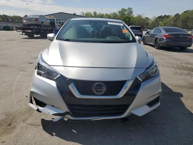  NISSAN VERSA 2021 Srebrny