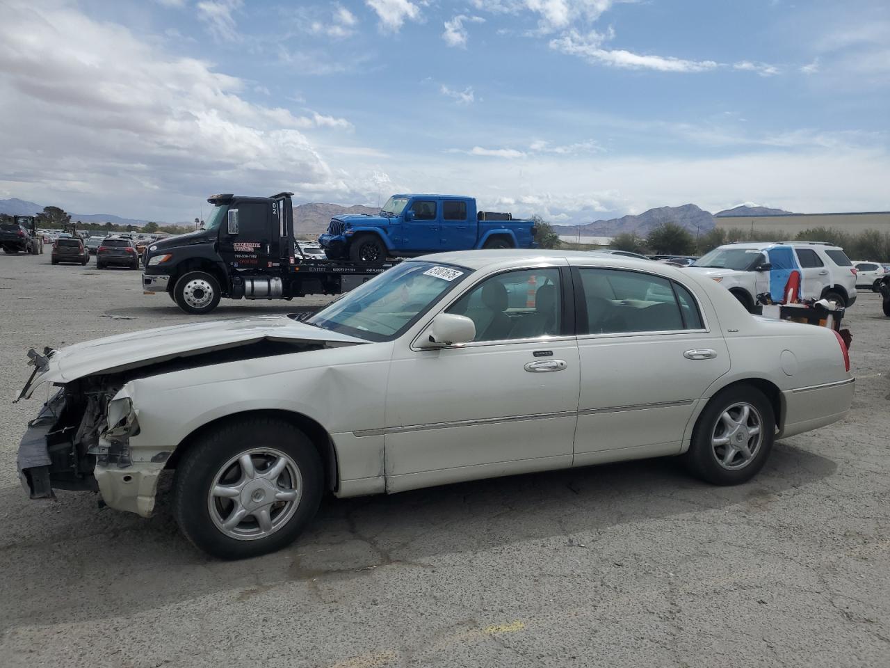 2004 Lincoln Town Car Ultimate zu verkaufen in Las Vegas, NV - Front End