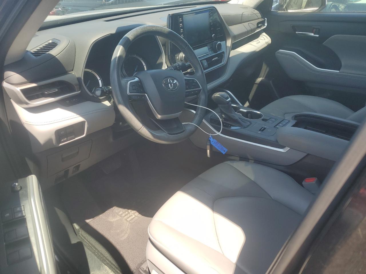 2022 Toyota Highlander - Image 4