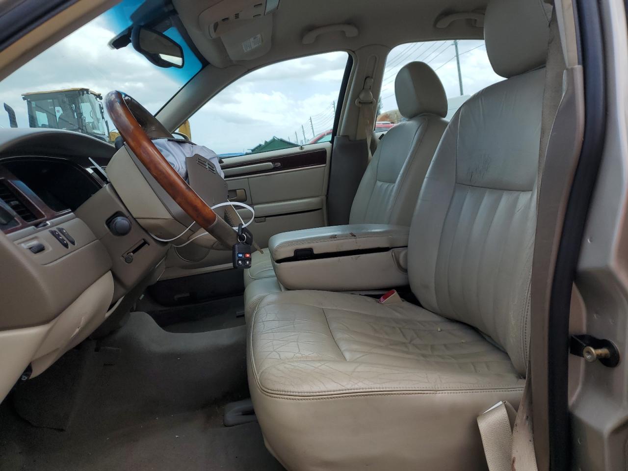 2005 Lincoln Town Car Signature VIN: 1LNHM81W55Y652982 Lot: 52984325