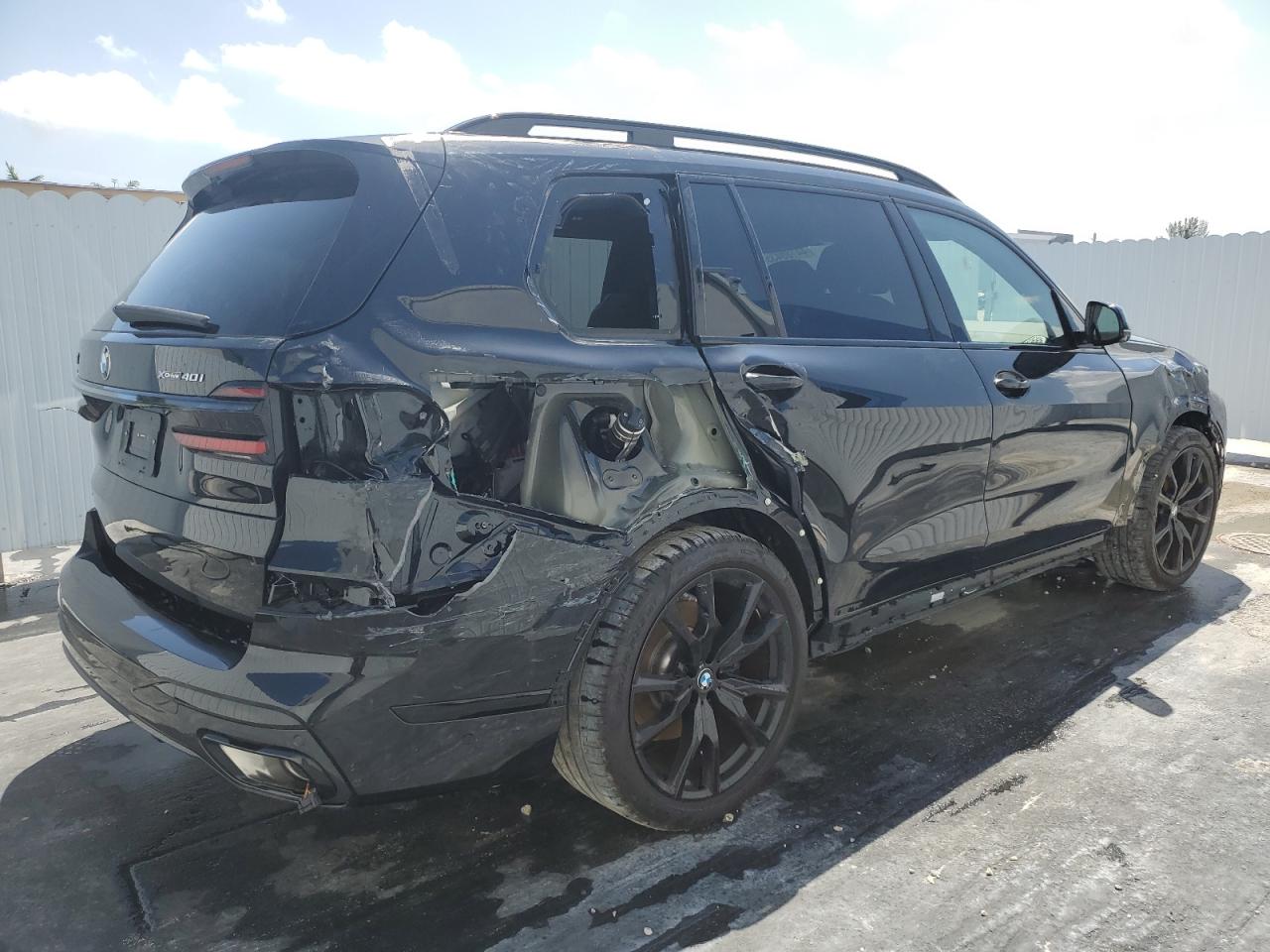 2024 BMW X7 - Image 3